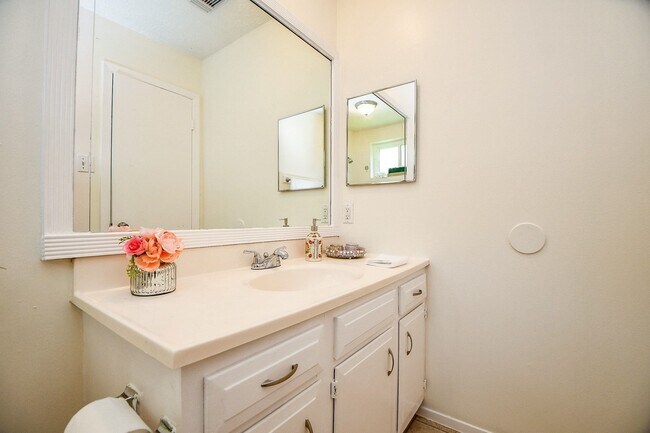 Building Photo - 16823 Cobble Ridge Dr