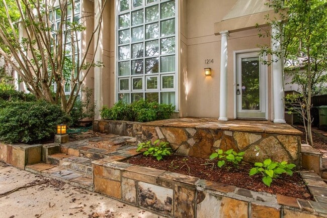 Building Photo - 1214 Cleburne Ave NE