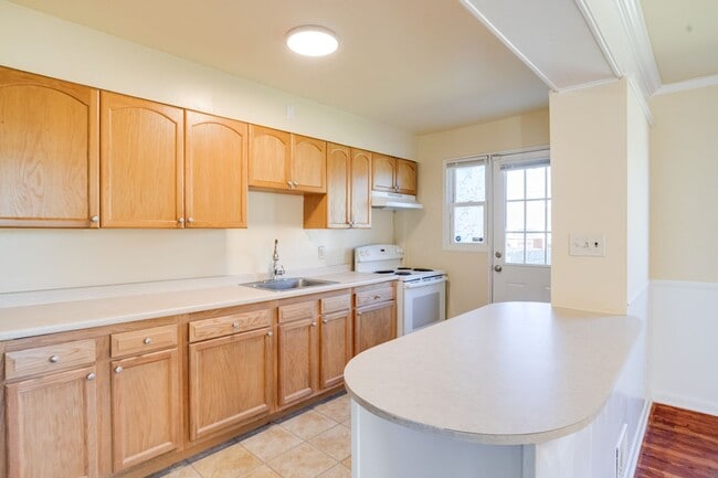 Building Photo - Charming End-Unit Townhome