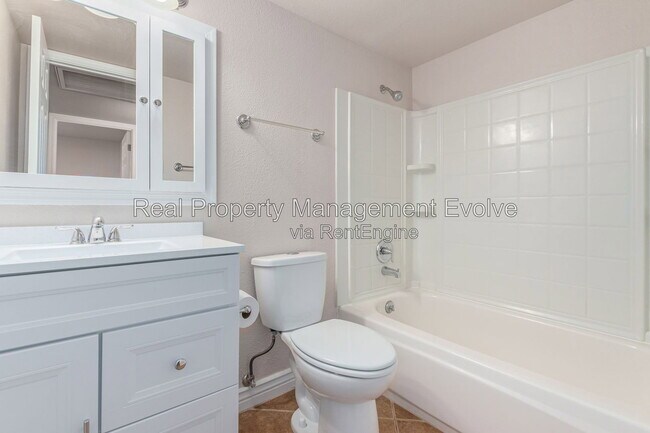 Building Photo - 5438 S 46th Pl