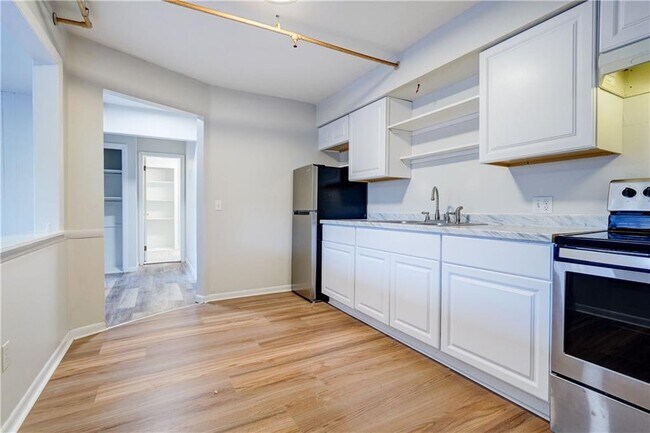 Building Photo - 404 Main St