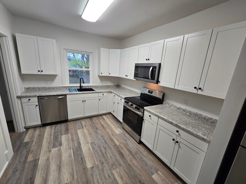 Building Photo - 21 W Beechwood Ave