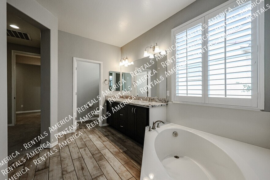 Building Photo - 1936 S Sycamore Pl