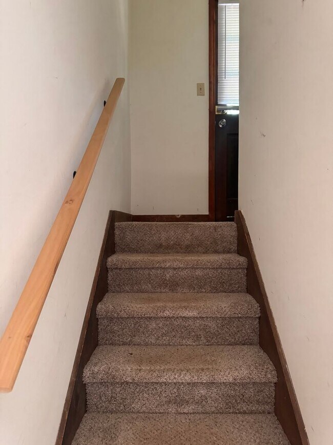 Building Photo - 1120 Sweetwater Cir
