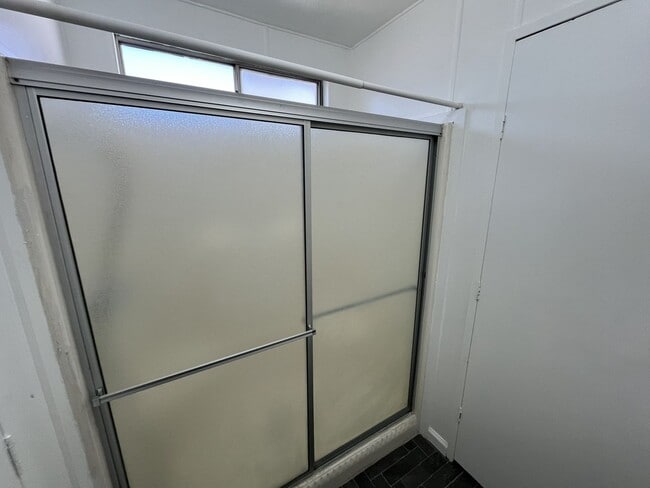 Building Photo - Recently renovated 2 bed 2 bath in Sacramento!