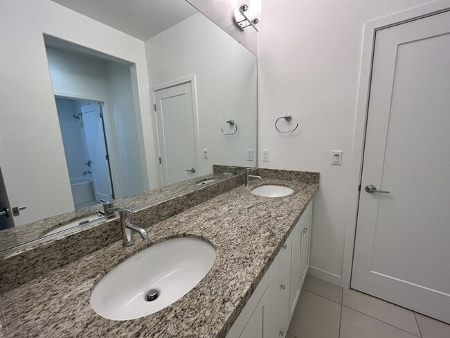 Building Photo - Beautiful 3 Bedroom house in Trillium, Arr...