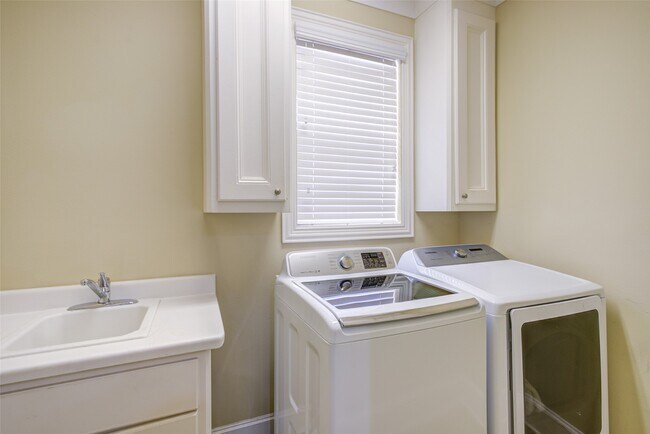 Building Photo - 105 Detering St