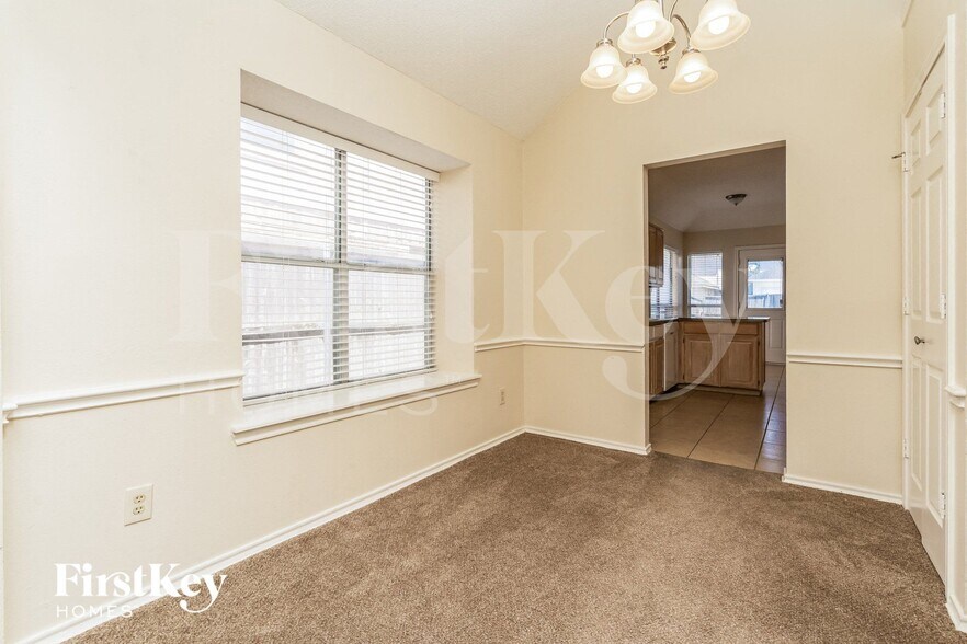 Building Photo - 2021 Greenview Dr