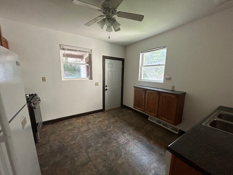 Building Photo - 118 S Blair St