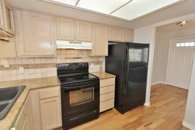 Building Photo - 1563 Sunset Dr