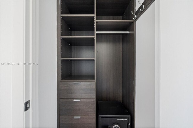 Building Photo - 2020 N Bayshore Dr