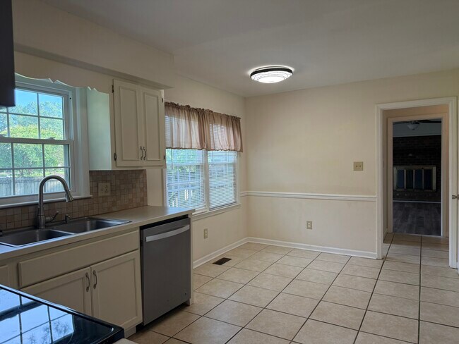 Building Photo - 502 Plantation Dr