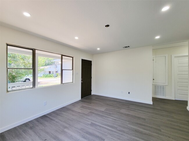 Building Photo - 5217 Hershe St