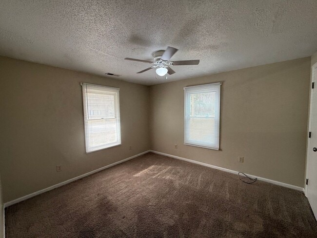 Building Photo - Three Bedroom two Bath home located in South West Area