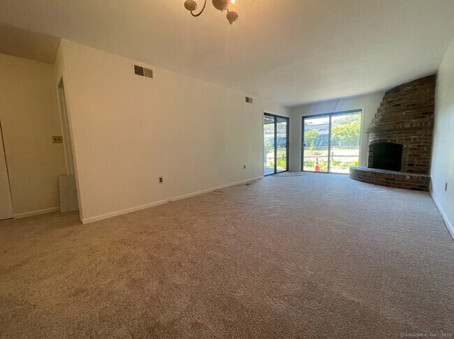 Building Photo - 1187 Stratfield Rd