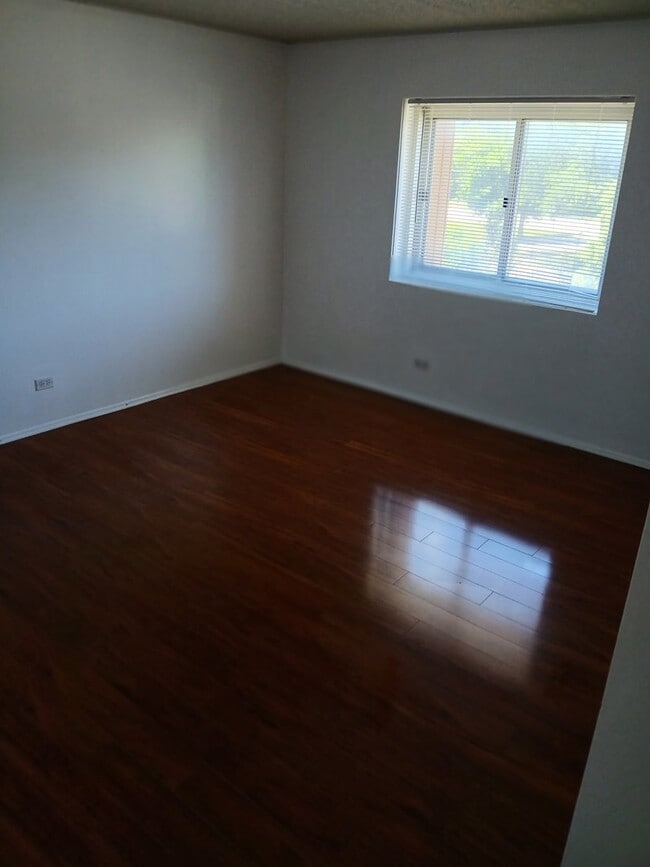 Building Photo - 3223 W Parkway Dr
