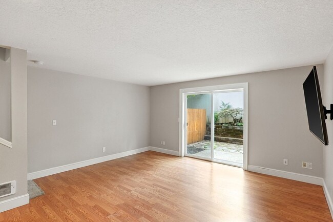 Building Photo - Updated 2 Bedroom/2.5 Condo w/garage