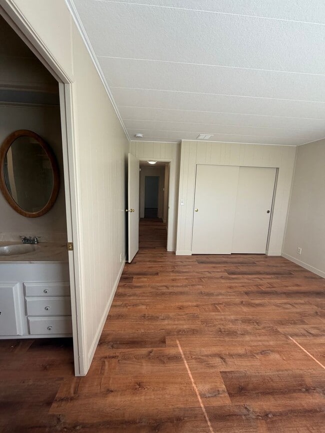 Building Photo - 3 Bedroom, 2.5 Bath - Three Bay garage