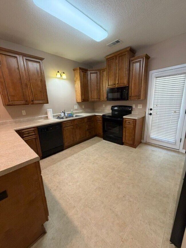 Building Photo - Charming 3 bedroom 2 bath home available now