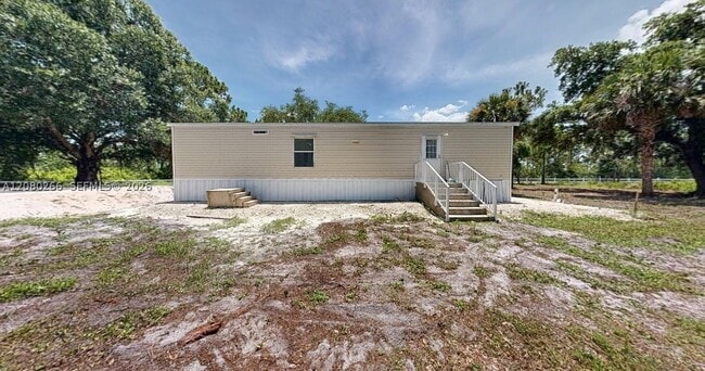 Building Photo - 720 N Riverside St