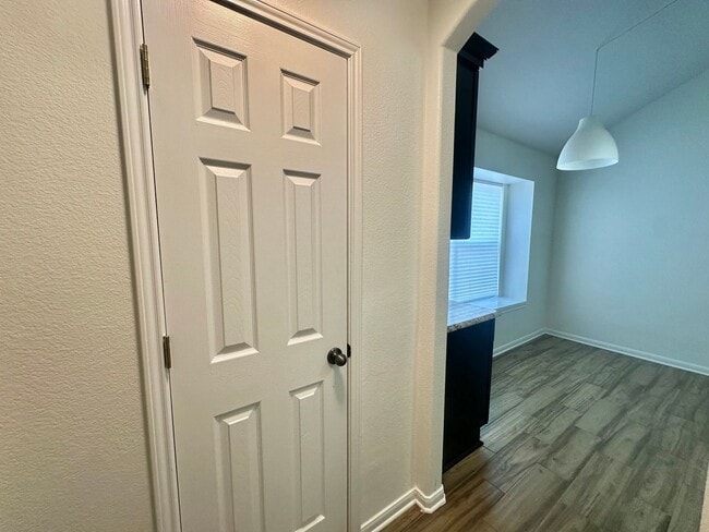 Building Photo - AVAILABLE NOW!!!! NEW-MANAGEMENT