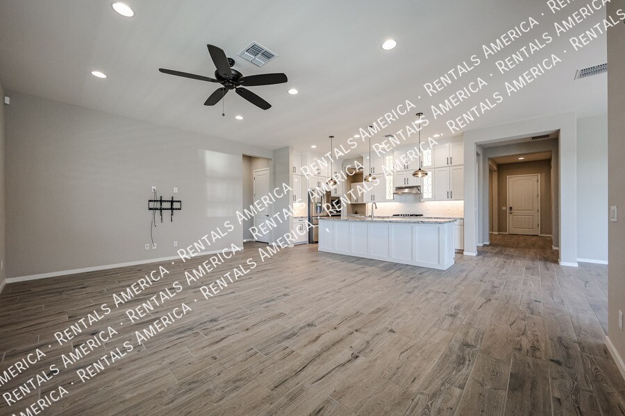 Building Photo - 42085 W Morning Glory Way