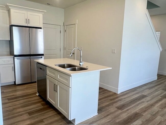 Building Photo - LOVELY TOWNHOME IN SALEM
