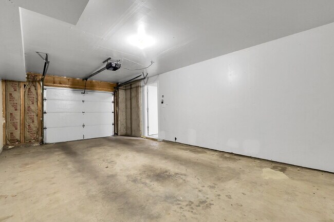 Building Photo - $2,400 - 3 Bed, 2.5 Bath Townhome with Fin...