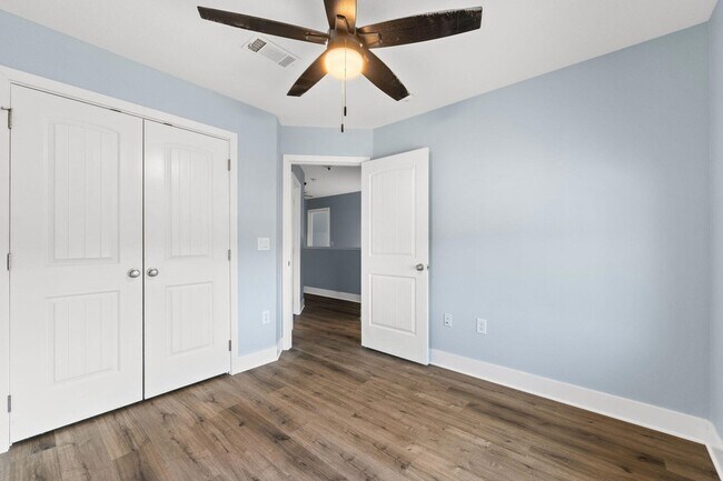 Building Photo - 140 Kinley Ave