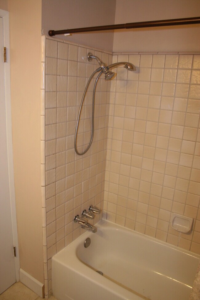 Building Photo - 5500 Lennox Ave