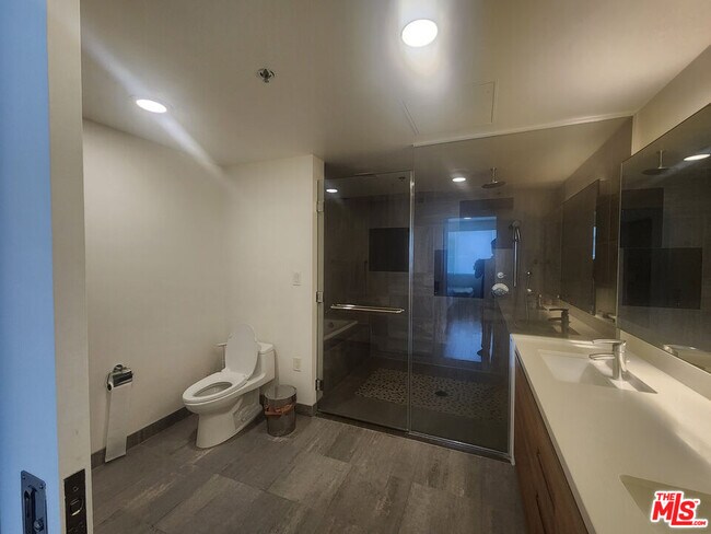 Building Photo - 3785 Wilshire Blvd