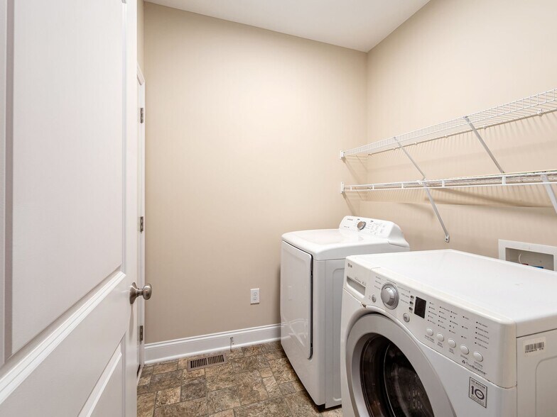 Building Photo - 1104 Balmoral Dr