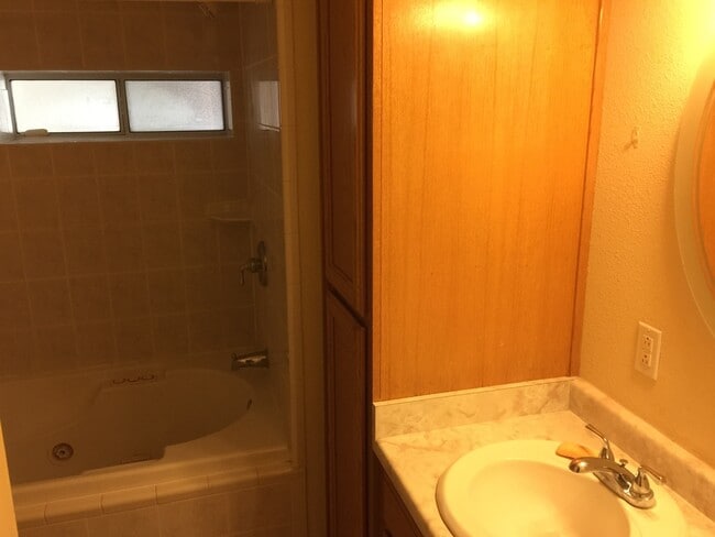 Building Photo - 2 Bedroom With Lots of Space