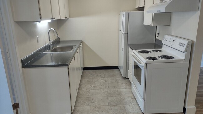 Building Photo - Upper 1bed, off street parking, onsite coin op laundry, storage, all dogs welcome!