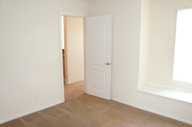 Building Photo - WONDERFUL 2 BEDROOM CONDO ON SECOND FLOOR