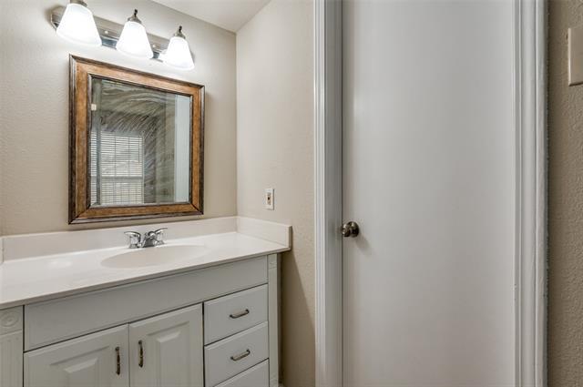 Building Photo - 18333 Roehampton Dr