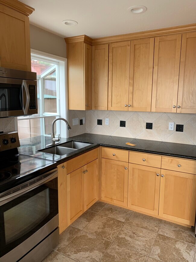 Building Photo - 39 Sunset Dr