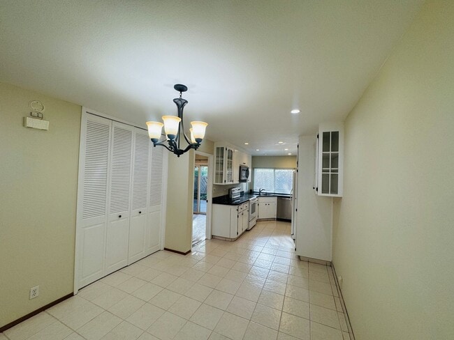 Building Photo - Nice Two-Story Unit with Attached Garage a...