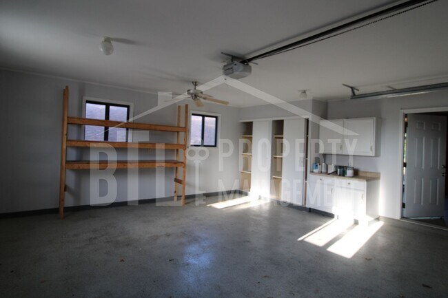 Building Photo - Spacious 3-Bed, 3-Bath Home Near Table Rock Lake – Pet Friendly with Pool & More!