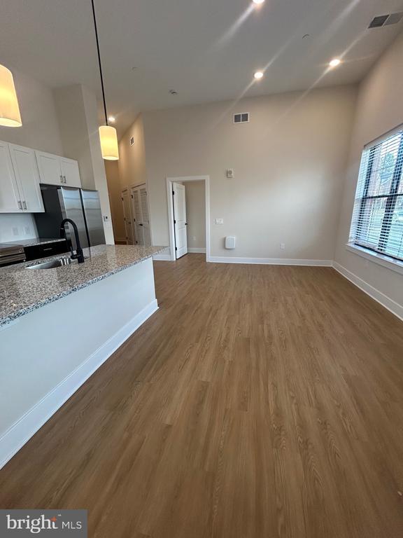 Building Photo - 624 Main St