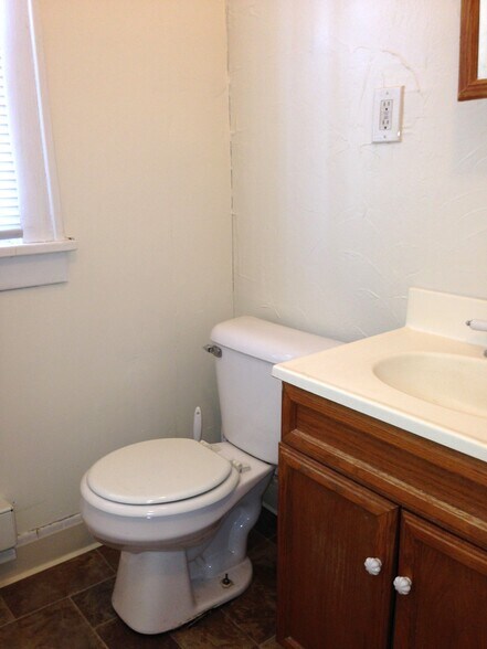 Building Photo - 864 Chalker St