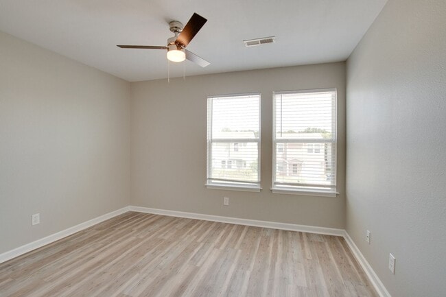Building Photo - 128 Farmington Dr