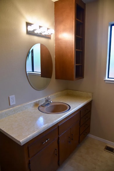 Building Photo - 1600 Main St