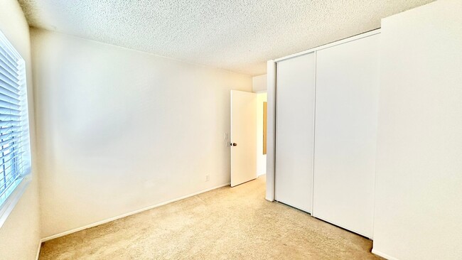 Building Photo - Beautiful, End Unit Condo, in the Very Des...