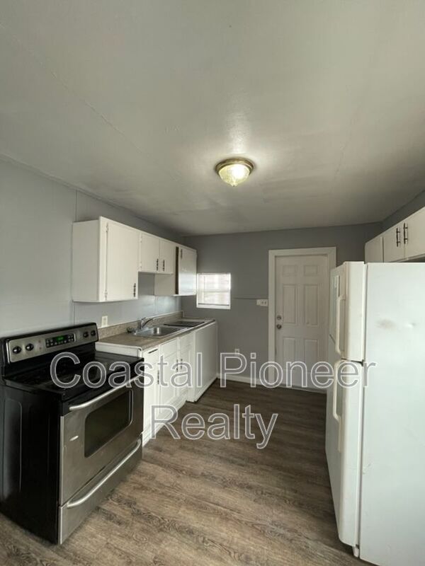 Building Photo - 1237 Fargo St S