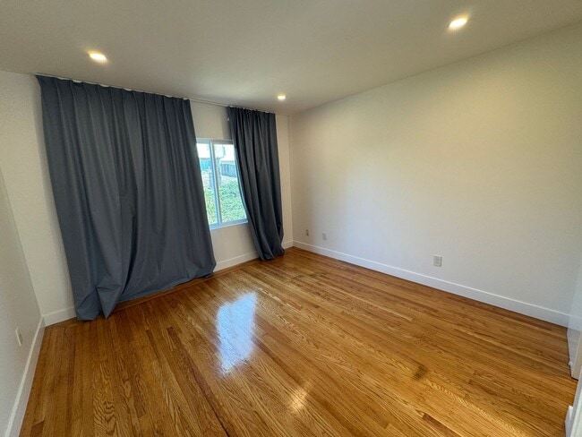 Building Photo - Spacious 5BR/6BA Updated Home with Private...