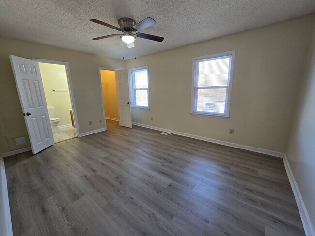 Building Photo - 2 Bedroom 2-1/2 Bathroom Townhouse Style Condo