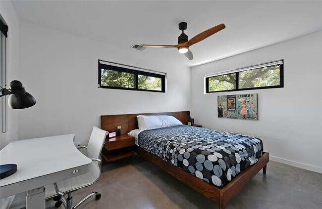 Building Photo - 407 S Park Dr