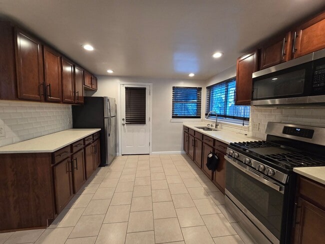 Building Photo - Beautiful 3 Bedroom 2 Full Bathroom Home in Penn Hills - Available NOW!