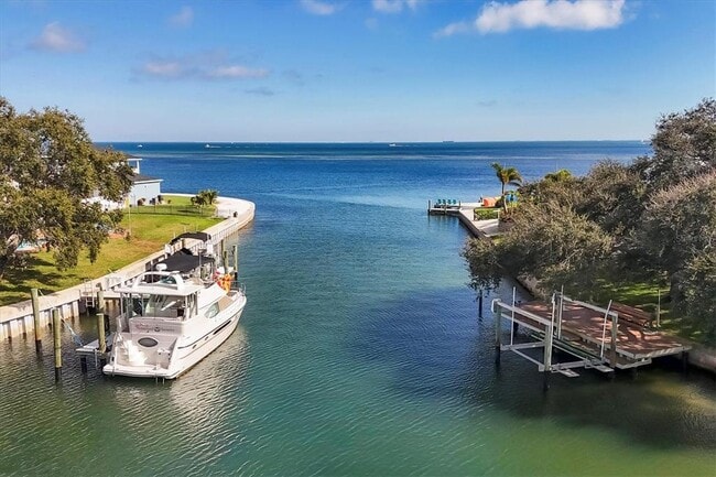 Building Photo - 3601 Coquina Key Dr SE